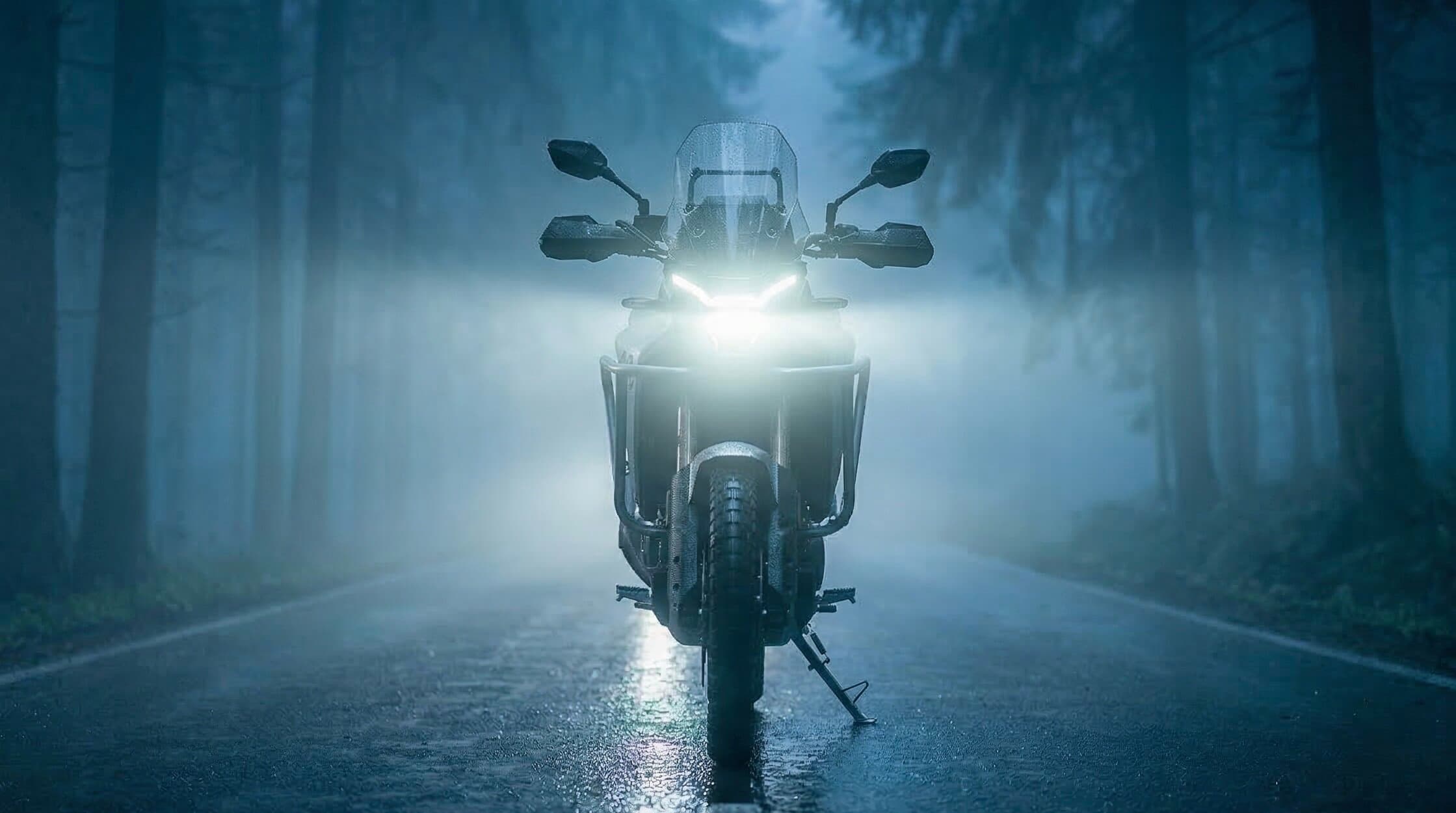 Motocykl pokonujący serpentyny w górskiej trasie